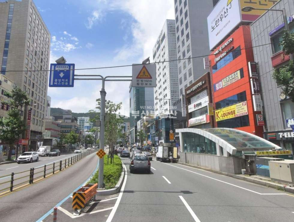 부산 중구 남포동4가 건물매매>부산 중구 남포동 상가건물매매 역세권 일반상업지역 건물매매 / 남포동 대로변 최고의 입지, 초역세권 상업용 건물 매매 매물번호 10212 사진 5